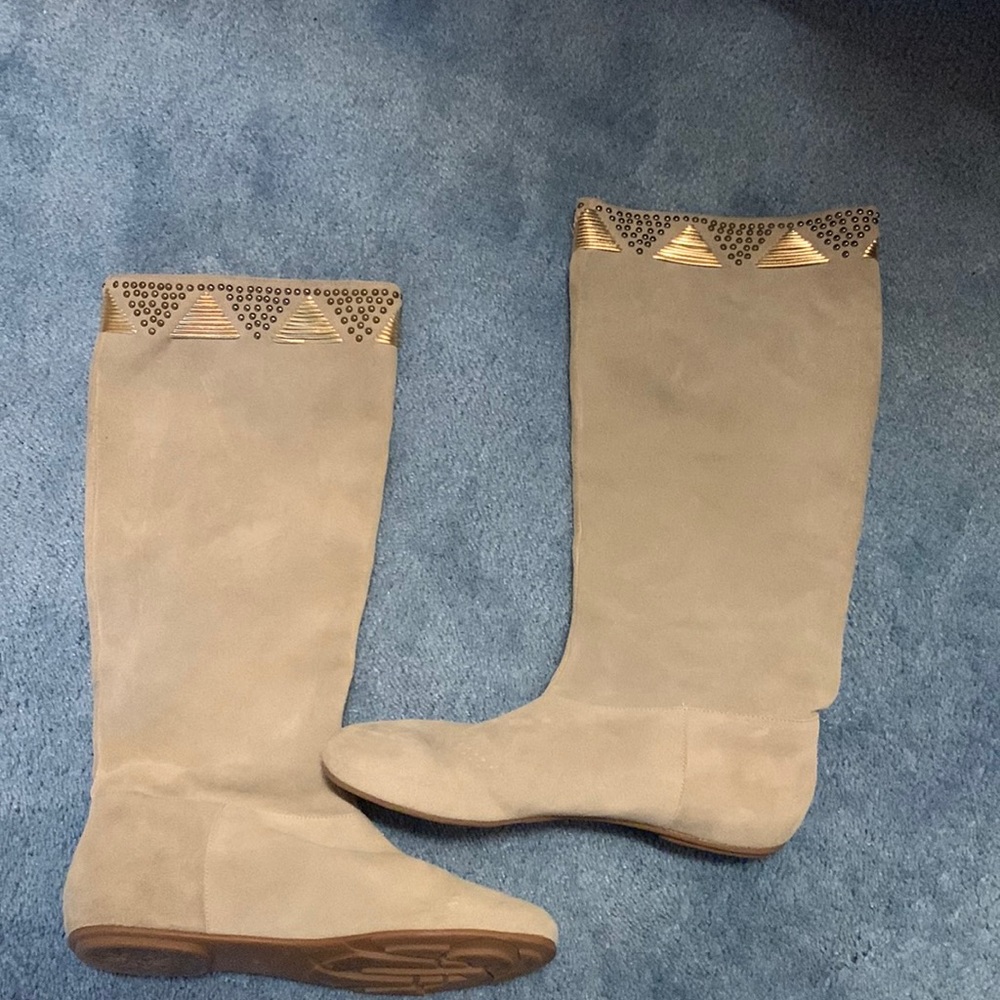 Rachel Roy tan suede flat boots